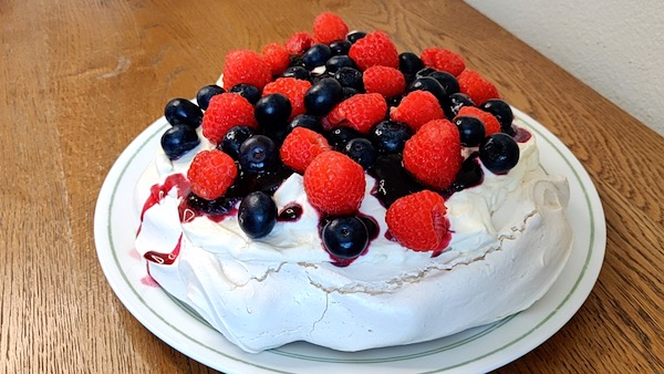 mixed berry pavlova